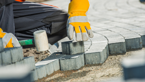 Além do Canteiro: Acidentes na Pavimentação Manual e o Custo Humano e Econômico