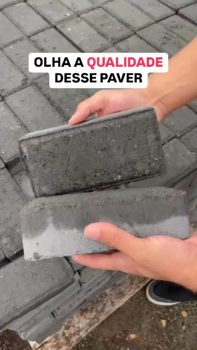 Qualidade não se improvisa. Se testa. Se comprova.

No vídeo, fizemos um teste simples, direto com as mãos, e o resultado foi claro: paver de baixa qualidade trinca, racha e quebra muito fácil.

Agora imagine esse mesmo material sendo manuseado por uma pavimentadora Optimas?

Na Optimas, oferecemos tecnologia de ponta para instalação de pisos intertravados, mas utilizar pisos de qualidade é fundamental. Quer garantir produtividade, precisão e durabilidade? Comece escolhendo bons parceiros. E bons materiais.

E ai, você já viu algum piso parecido com esse? O que faltou aqui?

#optimasBrasil #pisointertravado #paver #construçãocivil