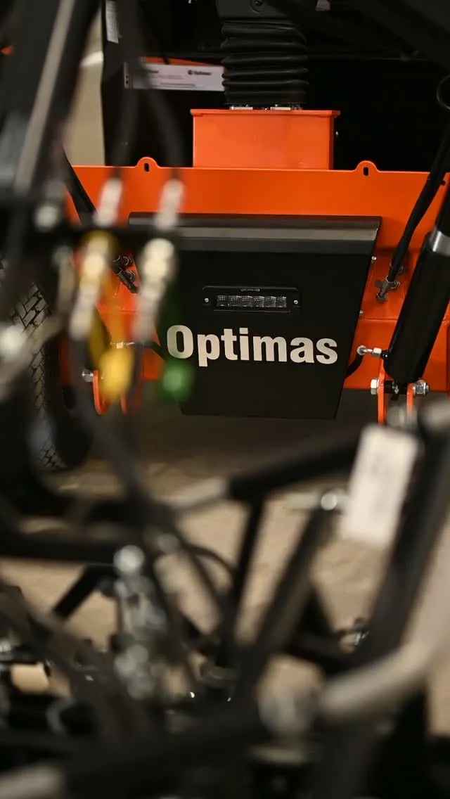 Recebemos profissionais de todo o Brasil para conhecerem de perto o funcionamento dos equipamentos Optimas, como a pavimentadora Pacer P22, nossas garras de assentamento e cortadores de pavers. É sempre uma troca de experiências incrível, focada em inovação, eficiência e tecnologia para a construção civil.

Desde 2024, abrimos nossas portas para que você possa ver a nossa tecnologia na prática e tirar todas as suas dúvidas diretamente com o nosso diretor técnico, Miguel Bettarello.

Tem interesse em transformar a produtividade da sua obra? Agende uma visita com o nosso time. Será um prazer recebê-lo!

📲 Entre em contato por Direct ou pelo link na bio para agendamentos.