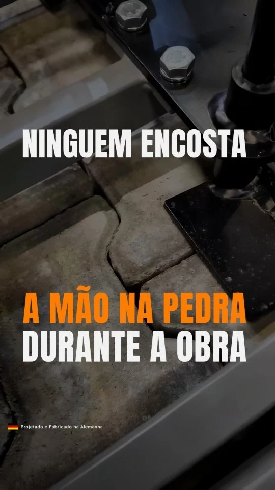 A obra perfeita ninguém põe a mão na peça.

Existem várias paginações de piso intertravado, cada uma com seu uso. O formato dama, com peça retangular 10x20cm, é bem usado em calçada mas não trava 100% em obra com alto tráfego de veículos pesados, por isso ali normalmente entra o padrão de 16 faces.

A Optimas acredita na paginação duplo T:

✅ Travamento perfeito em T, sem nenhuma junção em cruz
✅ Assentamento mecanizado muito mais rápido, é só colocar uma peça do lado da outra

E o nosso lema é esse: ninguém põe a mão na peça, nem na fábrica (paletização automática) nem na obra (assentamento automático).

Quer saber como mecanizar esse processo na sua obra? Deixa aqui nos comentários!